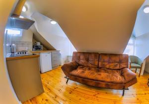 A seating area at Easton Guest House and Apartments 