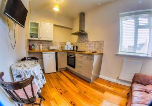A kitchen or kitchenette at Easton Guest House and Apartments 