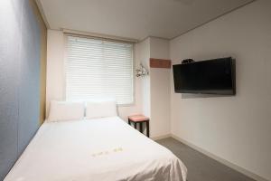 TV a/nebo společenská místnost v ubytování Champion Hotel