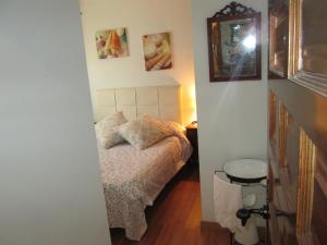 Peñalén的住宿－serranía del tajo，一间小卧室,房间内设有一张小床