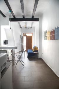 a living room with a blue couch and a table at Cozy fisherman's house in Valencia