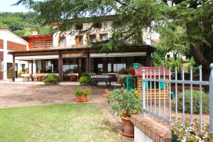 una casa con valla y jardín en Al Filò, en Marostica