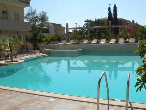 Bazén v ubytovaní Happyland Hotel Apartments alebo v jeho blízkosti