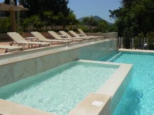 Bazén v ubytovaní Happyland Hotel Apartments alebo v jeho blízkosti