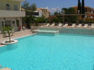 Bazén v ubytovaní Happyland Hotel Apartments alebo v jeho blízkosti