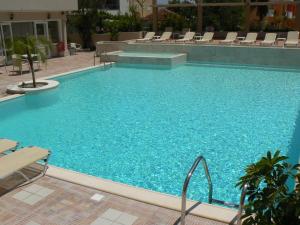 Bazén v ubytovaní Happyland Hotel Apartments alebo v jeho blízkosti
