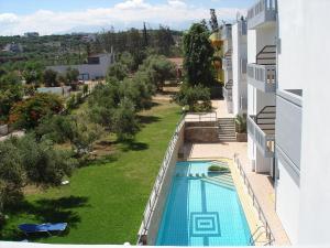 una vista aérea de una piscina al lado de un edificio en Popi Hotel Apartments, en Agia Marina de Nea Kydonia