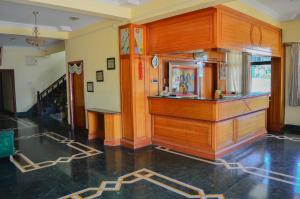 Hotel Indore Palace في شيردي: غرفة مع كونتر خشبي في غرفة