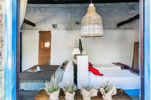 ein Schlafzimmer mit einem Bett und Topfpflanzen in der Unterkunft Posada Santa Ana in Suances