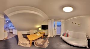 a living room with a table and chairs at Apartamenty Pod Telegrafem in Kielce