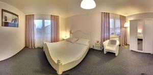 a bedroom with a bed and a desk and a chair at Apartamenty Pod Telegrafem in Kielce