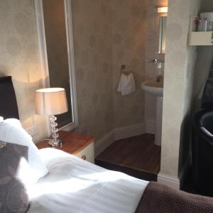 Postel nebo postele na pokoji v ubytování Woodthorpe Hotel
