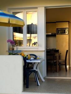 a table and chairs in a kitchen with a window at Junior Depandance in Cavallino-Treporti +36 photos