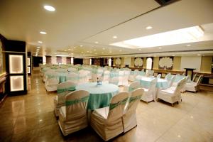 Posezení v ubytování Pinnacle by Click Hotels, Lucknow