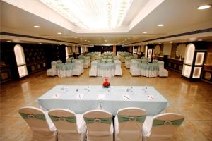Restaurace v ubytování Pinnacle by Click Hotels, Lucknow