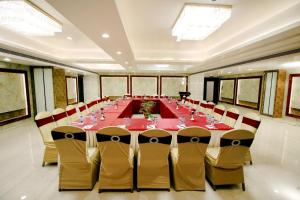 ein großer Konferenzraum mit einem langen Tisch und Stühlen in der Unterkunft Pinnacle by Click Hotels, Lucknow in Lucknow
