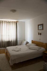 ミエルクレア・チュクにあるHotel Merkurのベッドルーム1室(ベッド2台、窓付)