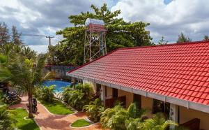 un edificio con techo rojo y una torre de agua en Spayhiti en Sihanoukville