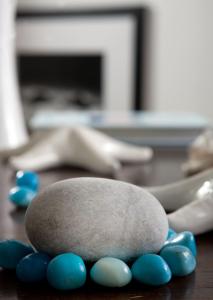 a rock sitting on top of bluebles on a table at Relais Blu in Massa Lubrense