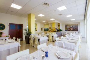 Piccolo Hotel tesisinde bir restoran veya yemek mekanı
