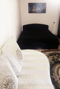 ナリチクにあるApartments on Prospect Leninaの枕2つとベッド1台が備わる客室です。
