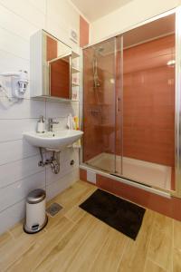 La salle de bains est pourvue d'un lavabo et d'une douche. dans l'établissement Studio Apartment Gina, à Trogir
