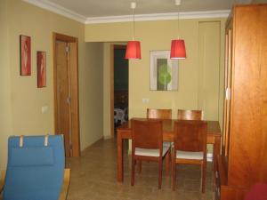cocina y comedor con mesa y sillas en Apartamento Santa Cruz de Tenerife, en Santa Cruz de Tenerife