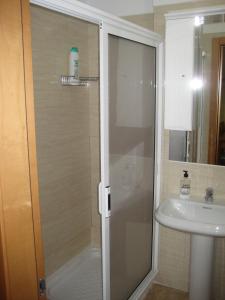 y baño con ducha y lavamanos. en Apartamento Santa Cruz de Tenerife, en Santa Cruz de Tenerife