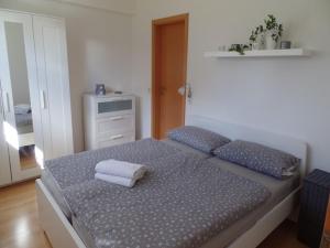 ein Schlafzimmer mit einem Bett mit zwei Kissen darauf in der Unterkunft Ferienwohnung Familie Igel in Horgenzell
