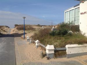 オーストダインケルケにあるVilla Wapiの砂浜側の建物