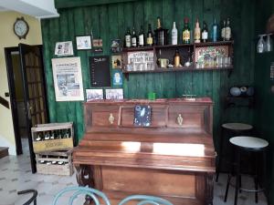 un bar con barra de madera y botellas de vino en Le Repos du Marinier en Gien