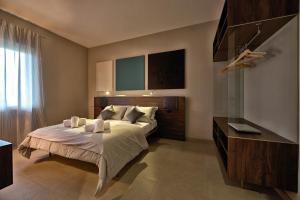 a bedroom with a bed with a dresser and a window at lepini suites affittacamere in Patrica