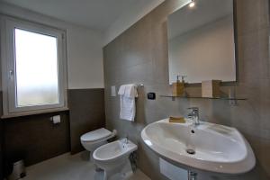 A bathroom at lepini suites affittacamere