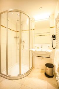A bathroom at Schönauer Hof