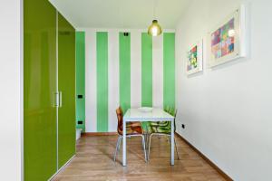 a dining room with green and white striped walls at Lucca in Villa San Marco in Lucca