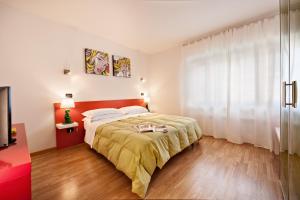 Un dormitorio con una cama grande y una ventana en Lucca in Villa San Marco, en Lucca