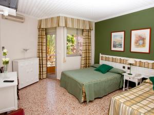 Łóżko lub łóżka w pokoju w obiekcie Hotel Costa