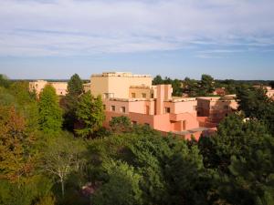 un grupo de edificios en una colina con árboles en Disney Hotel Santa Fe, en Coupvray 17 fotos más