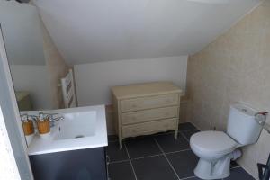 オンフルールにあるLa compagnie du 19のトイレと洗面台のある小さなバスルーム