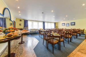 فندق فيديليو في ميونخ: غرفة طعام كبيرة مع طاولات وكراسي
