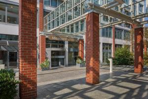 un edificio de ladrillo con un cartel delante en Mercure Hotel Berlin Tempelhof en Berlín