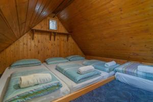 Ένα ή περισσότερα κρεβάτια σε δωμάτιο στο Chalet Resa - Velika planina