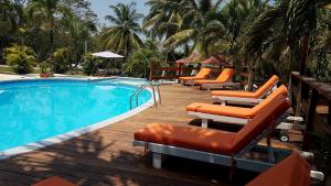 Piscina di The Log Cab-Inn o nelle vicinanze