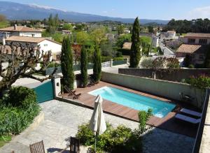 una piscina en una villa con vistas en Maison de Vacances La Commanderie en Mormoiron