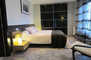 a bedroom with a bed and a large window at Apartamentos El Regueirin 2 in Oviñana +23 photos