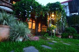 un jardín con plantas frente a un edificio en Good Harvest B&B en Chishang