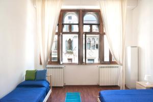 uma sala de estar com um sofá azul e uma janela em Venice in the house em Veneza