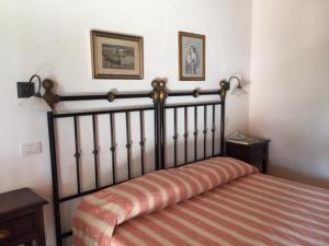 A bed or beds in a room at Agriturismo Il Puntoncino