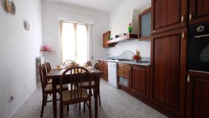 A kitchen or kitchenette at Orchidea 2 Pineto Vacanza