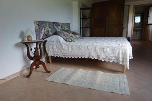 Villar Pellice的住宿－Residence Joy Center，一间卧室配有一张床、一张桌子和一张地毯。